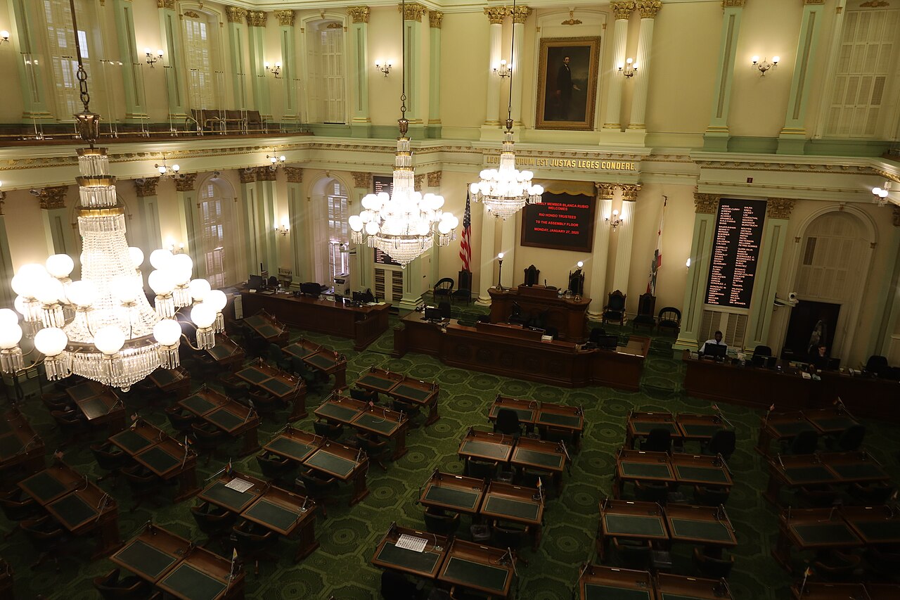 La cámara de la Asamblea del estado de California dentro del Capitolio