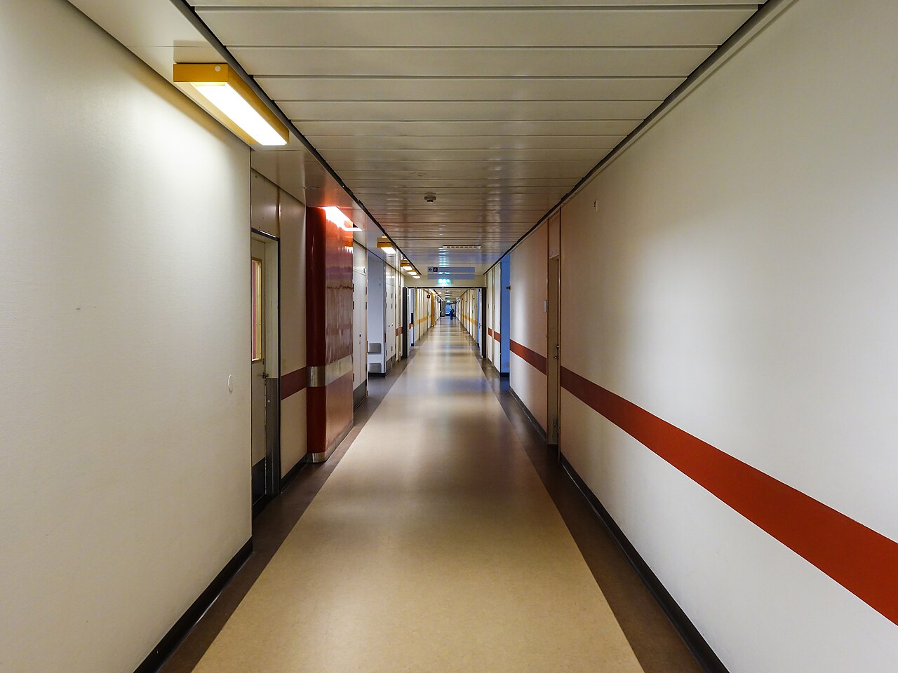 Un pasillo de hospital vacío