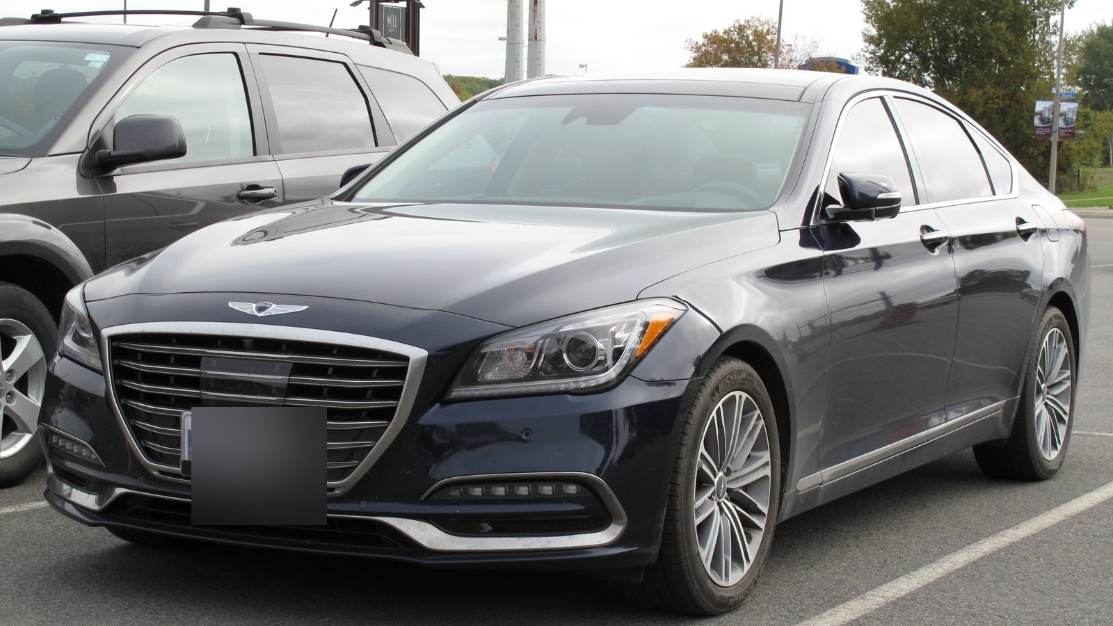 Sedán Genesis G80 2018 azul oscuro, visto desde el frente izquierdo