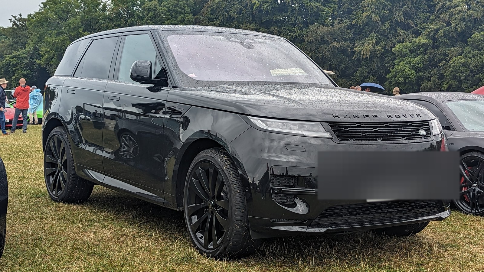 SUV Land Rover Range Rover Sport 2023 gris estacionado en la calle, visto desde el frente izquierdo